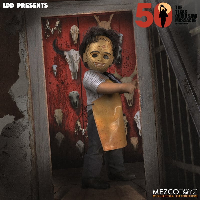 Straight from the 1974 Tobe Hooper horror classic The Texas Chainsaw Massacre, Leatherface is ready to tear through anything in his path wielding his infamous chainsaw. With two sets of interchangeable head portraits and masks. The LDD Presents The Texas Chainsaw Massacre (1974): Leatherface Deluxe Edition