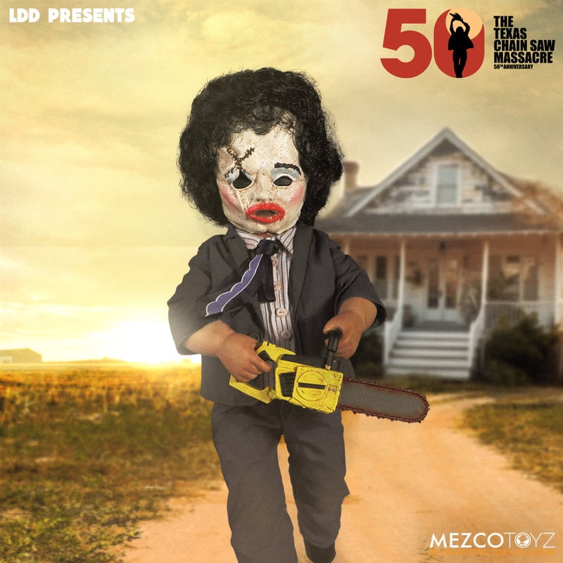 Straight from the 1974 Tobe Hooper horror classic The Texas Chainsaw Massacre, Leatherface is ready to tear through anything in his path wielding his infamous chainsaw. With two sets of interchangeable head portraits and masks. The LDD Presents The Texas Chainsaw Massacre (1974): Leatherface Deluxe Edition