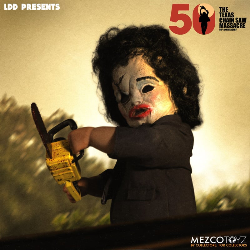 Straight from the 1974 Tobe Hooper horror classic The Texas Chainsaw Massacre, Leatherface is ready to tear through anything in his path wielding his infamous chainsaw. With two sets of interchangeable head portraits and masks. The LDD Presents The Texas Chainsaw Massacre (1974): Leatherface Deluxe Edition